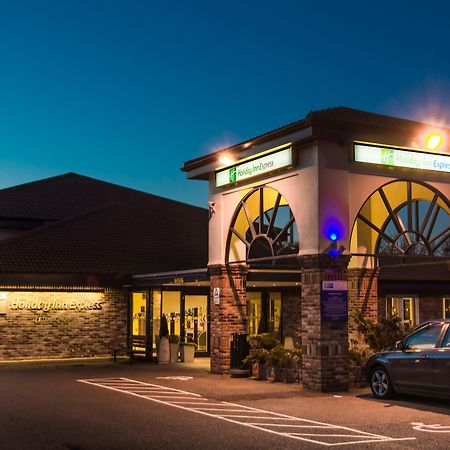 Holiday Inn Express Peterborough By Ihg Экстерьер фото