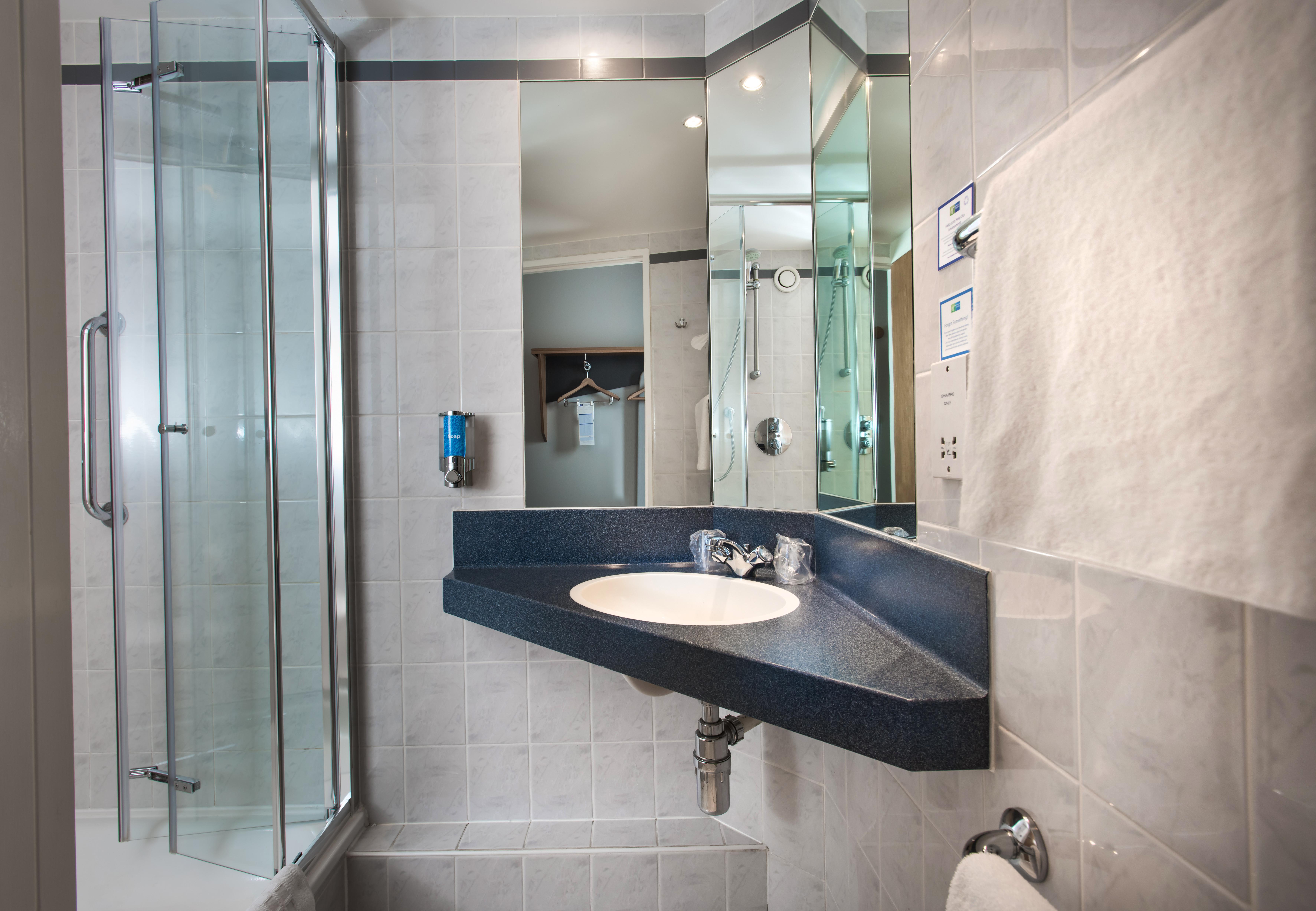 Holiday Inn Express Peterborough By Ihg Экстерьер фото
