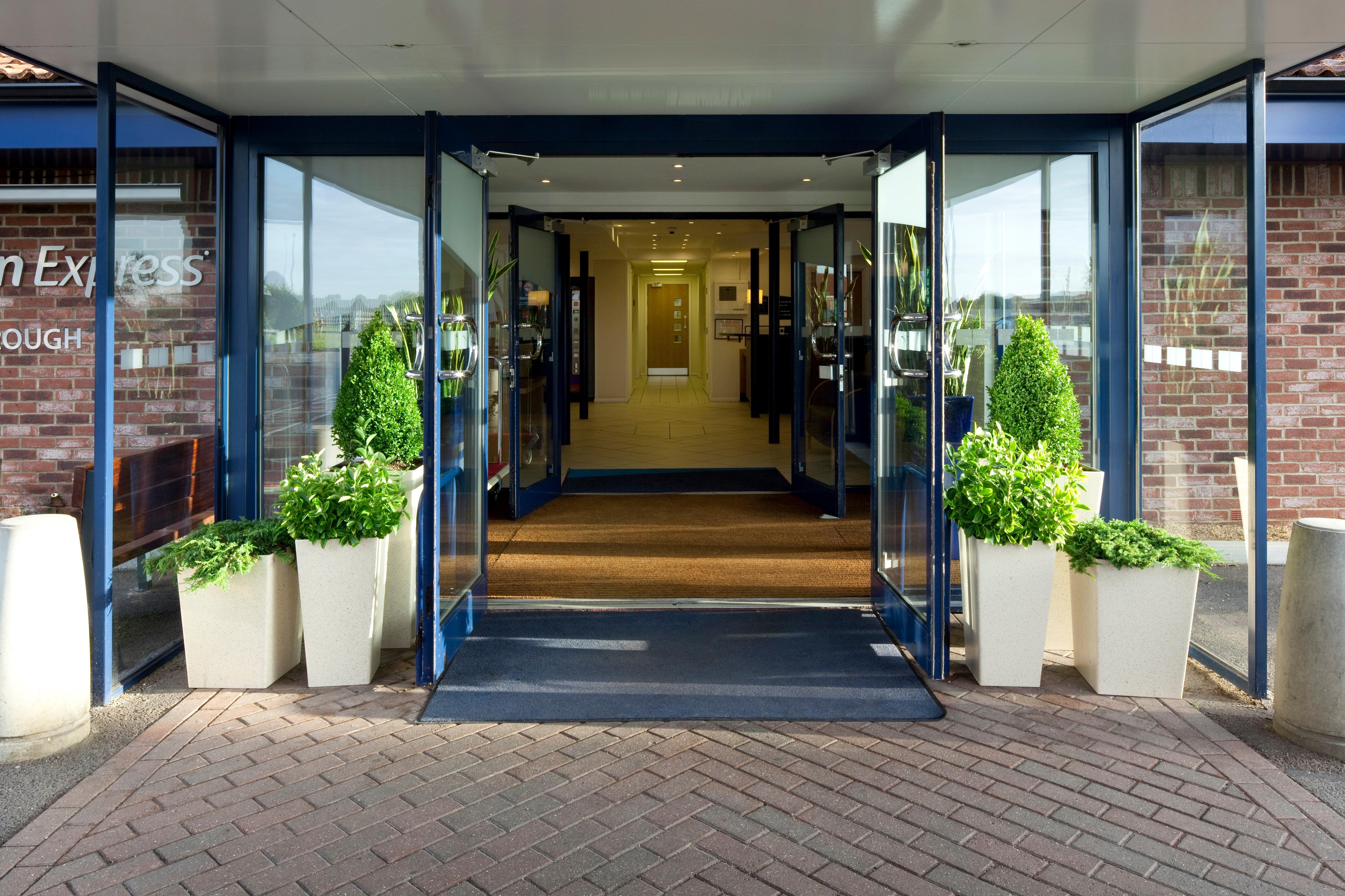 Holiday Inn Express Peterborough By Ihg Экстерьер фото
