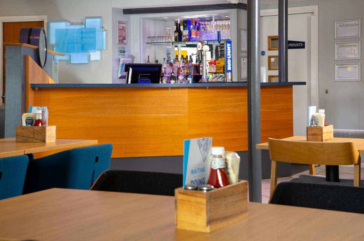 Holiday Inn Express Peterborough By Ihg Экстерьер фото