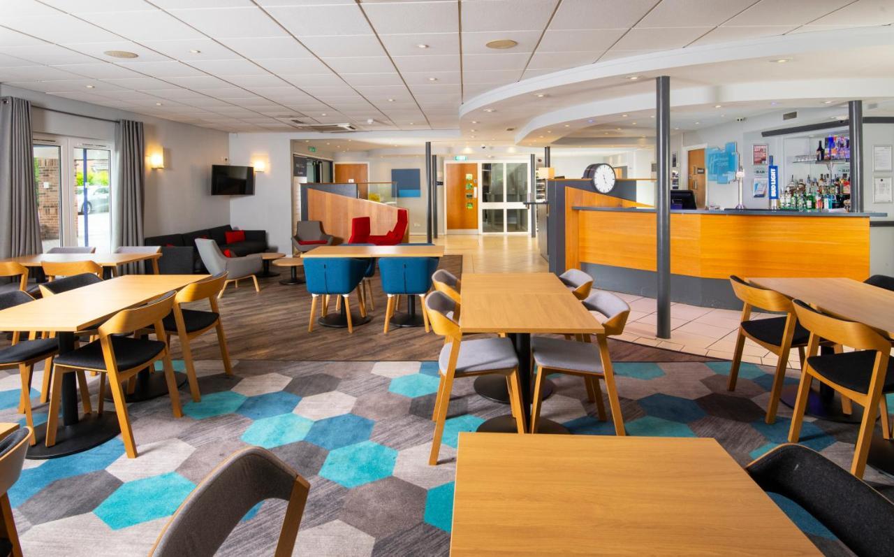 Holiday Inn Express Peterborough By Ihg Экстерьер фото