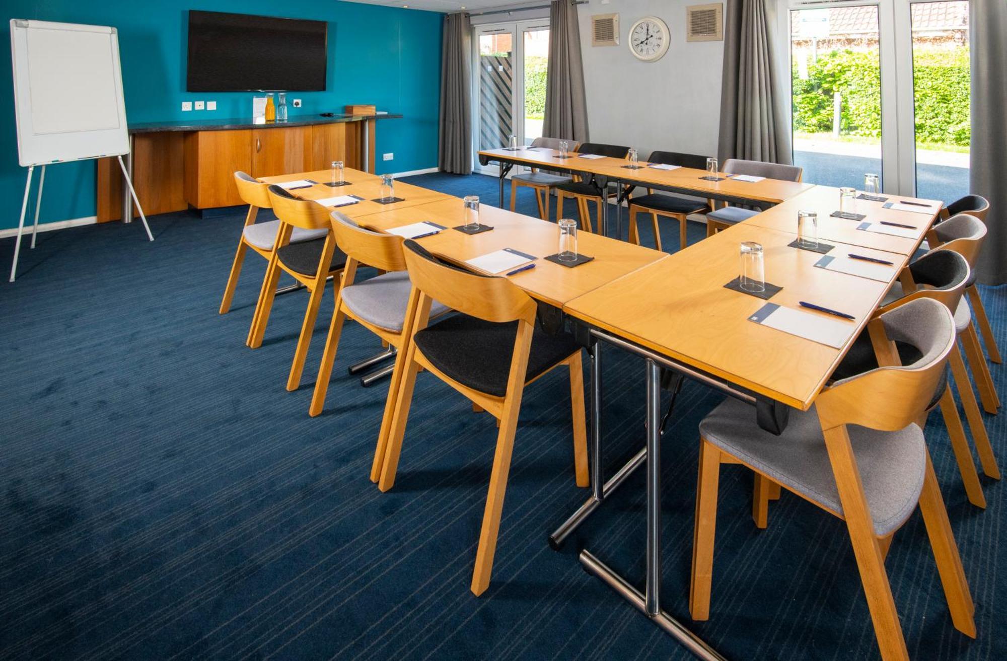 Holiday Inn Express Peterborough By Ihg Экстерьер фото