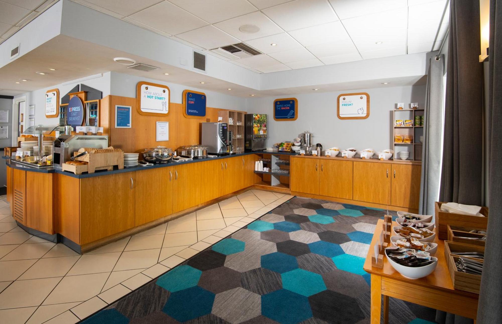 Holiday Inn Express Peterborough By Ihg Экстерьер фото