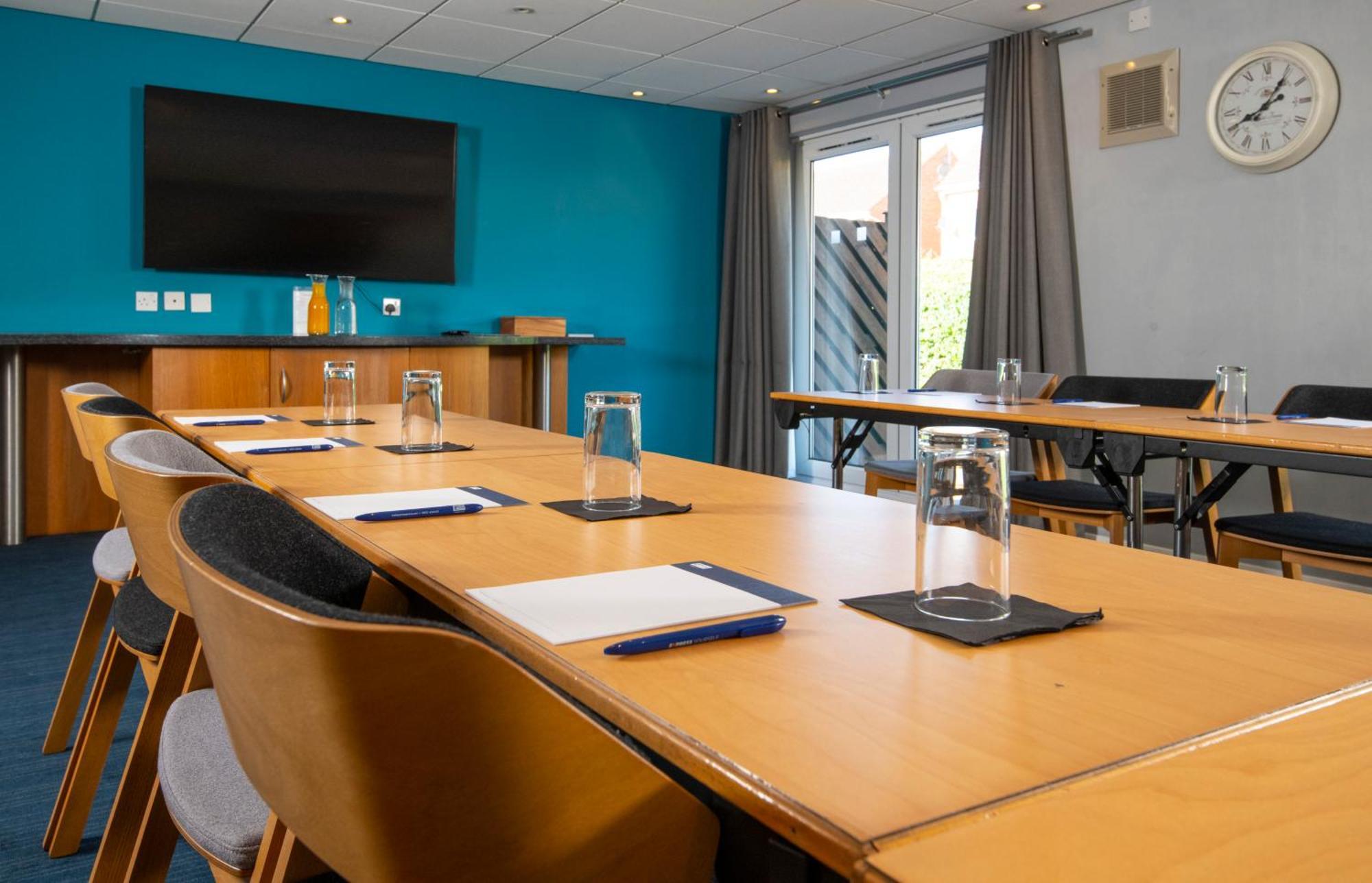 Holiday Inn Express Peterborough By Ihg Экстерьер фото