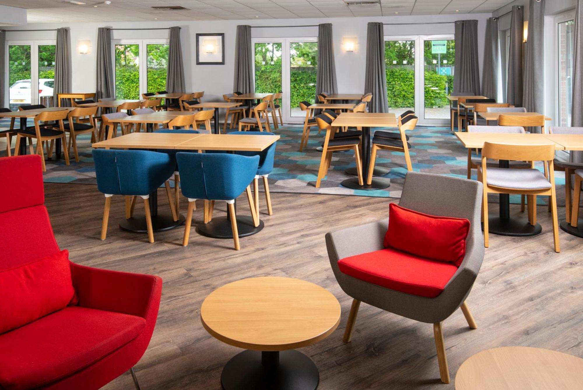 Holiday Inn Express Peterborough By Ihg Экстерьер фото