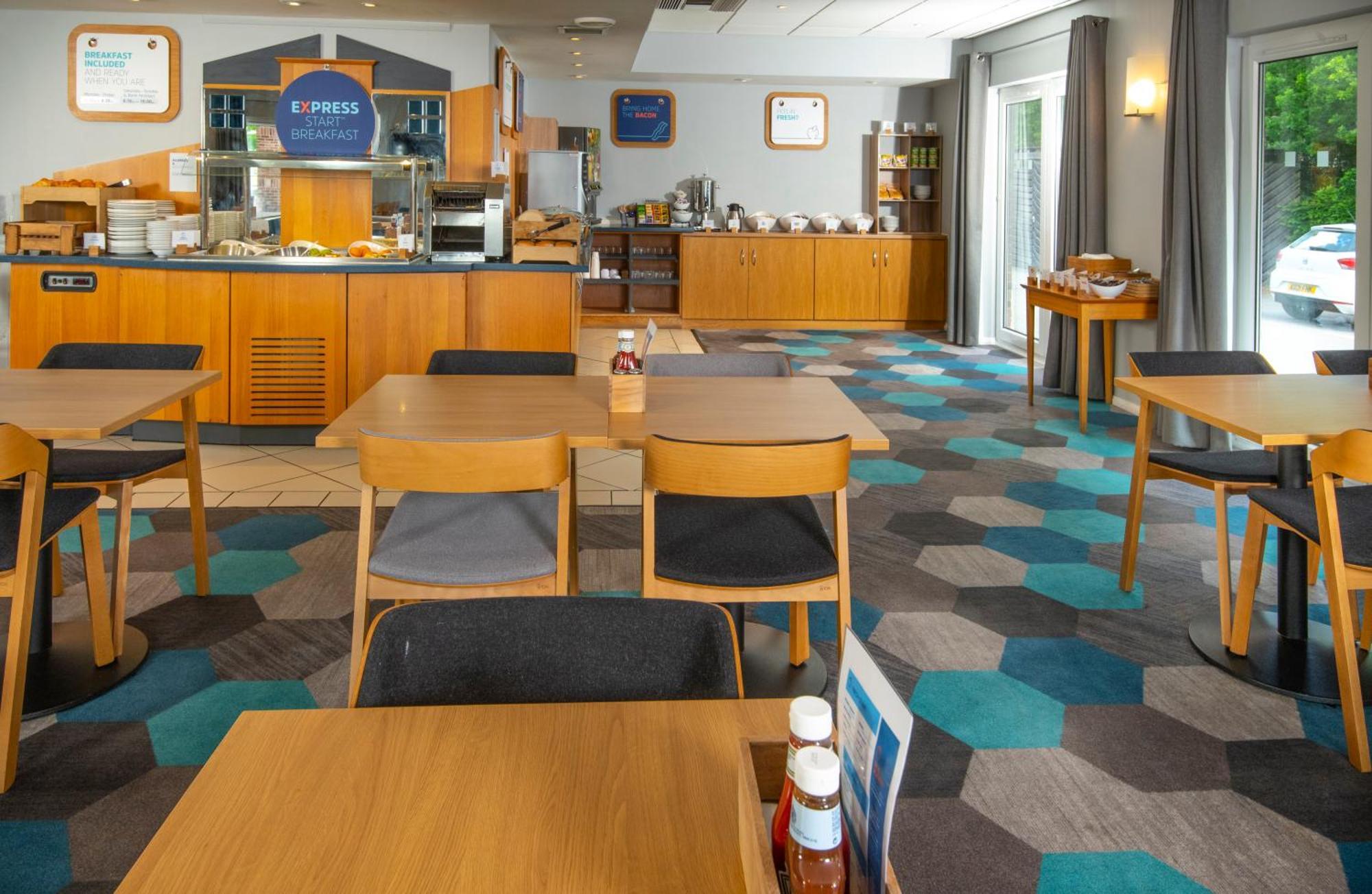 Holiday Inn Express Peterborough By Ihg Экстерьер фото