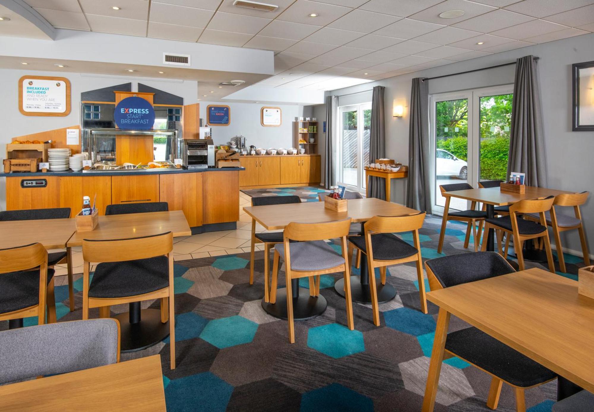 Holiday Inn Express Peterborough By Ihg Экстерьер фото