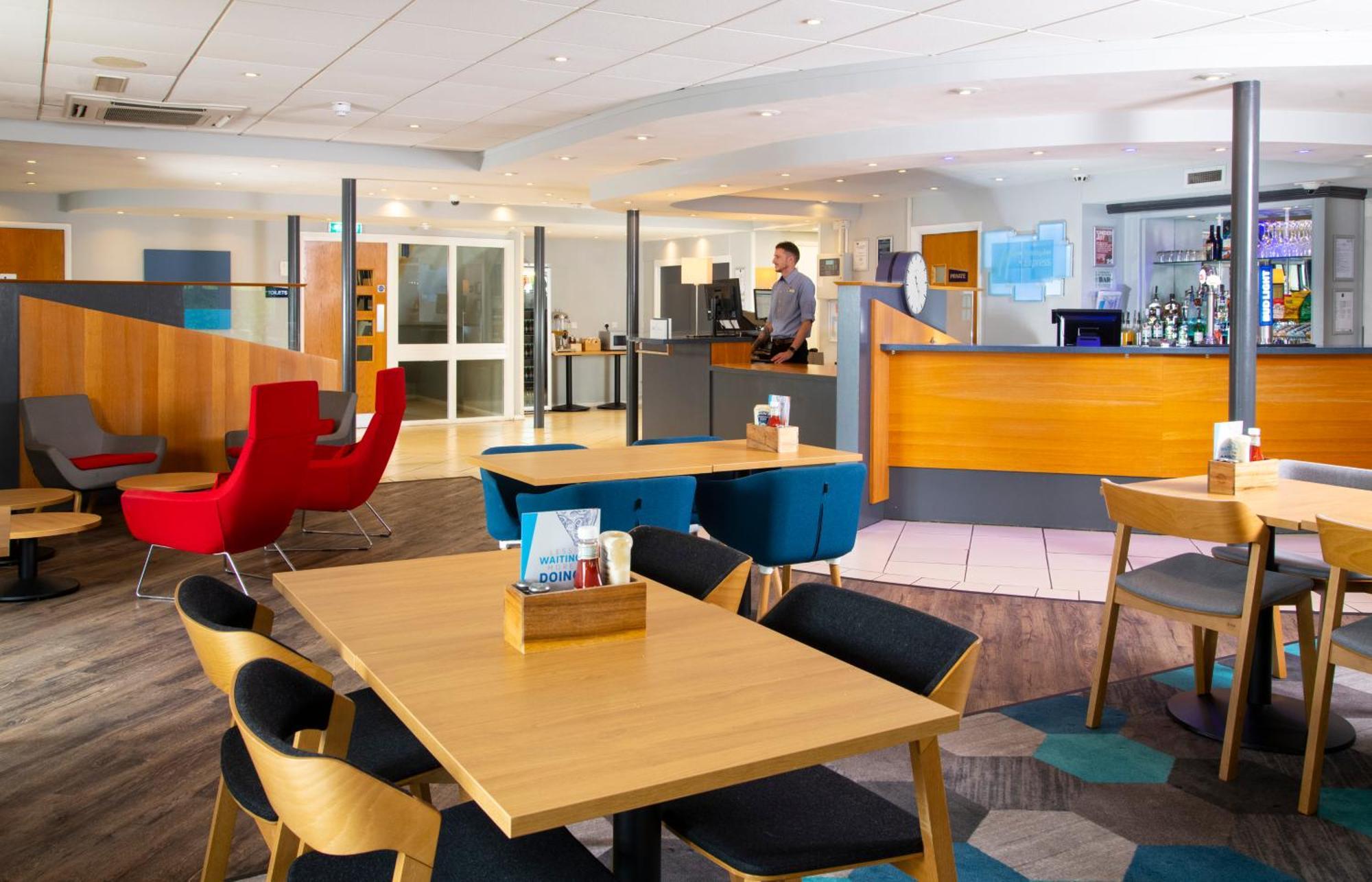 Holiday Inn Express Peterborough By Ihg Экстерьер фото