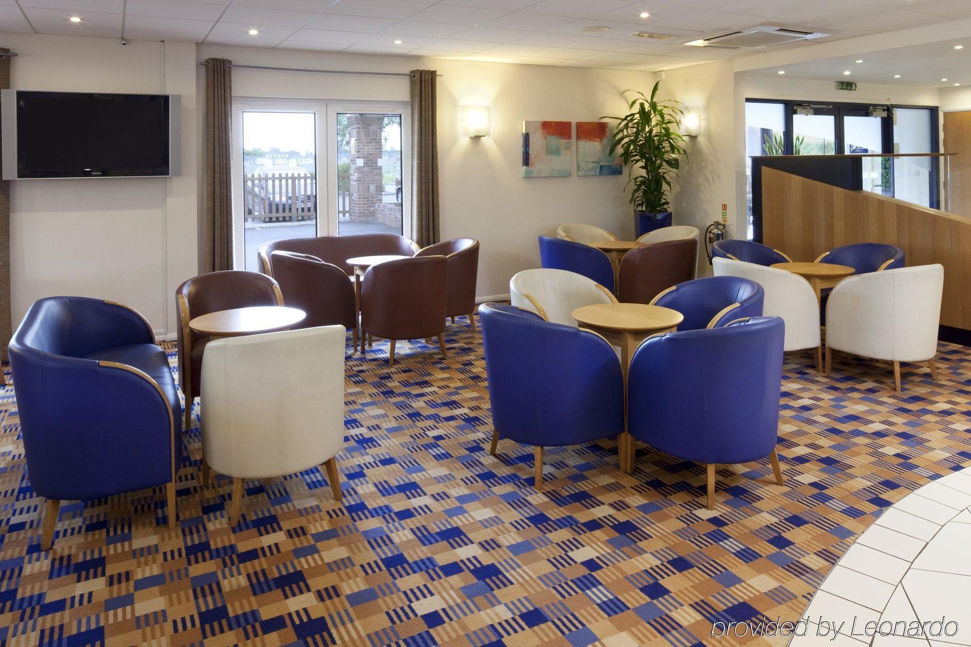 Holiday Inn Express Peterborough By Ihg Экстерьер фото