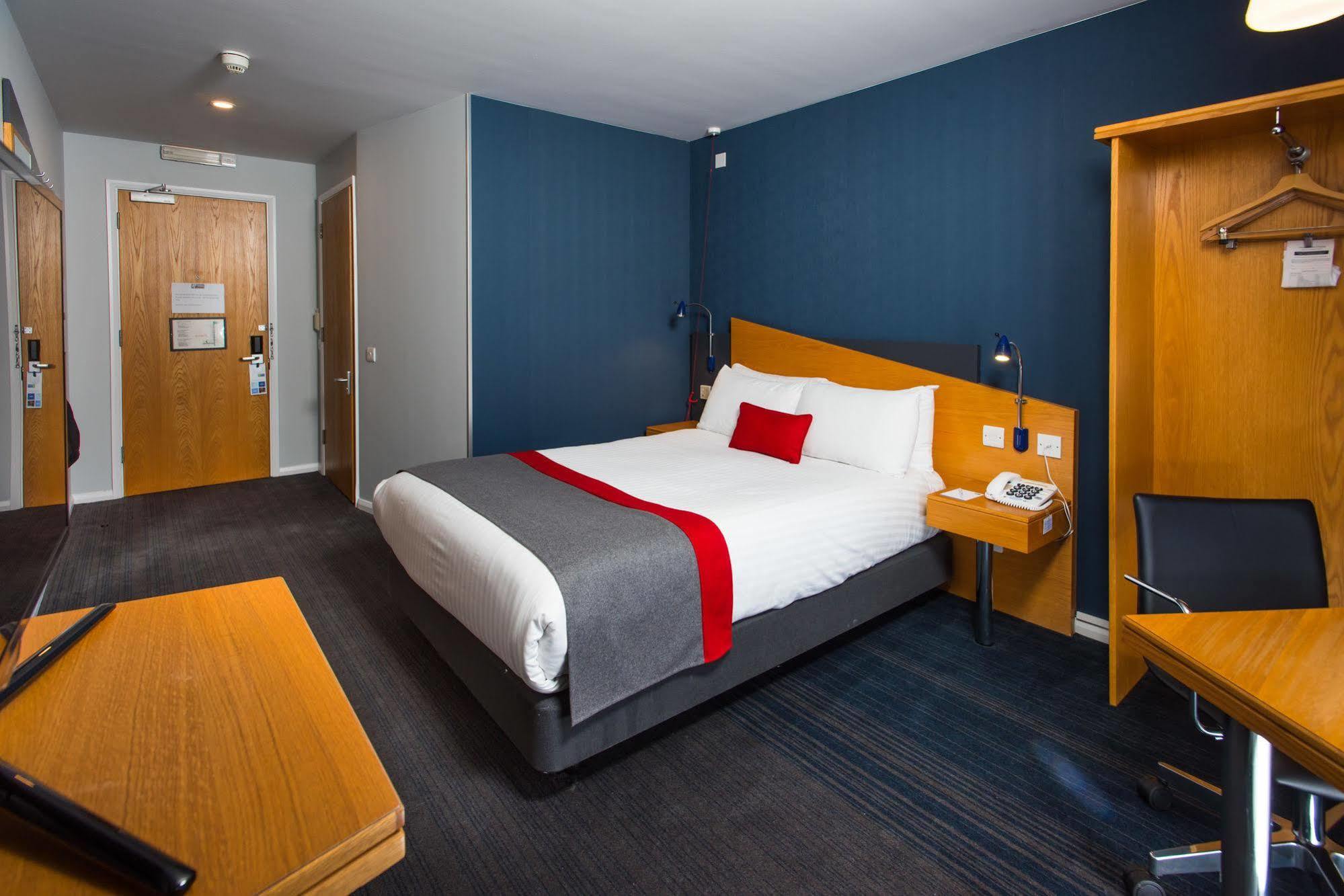 Holiday Inn Express Peterborough By Ihg Экстерьер фото