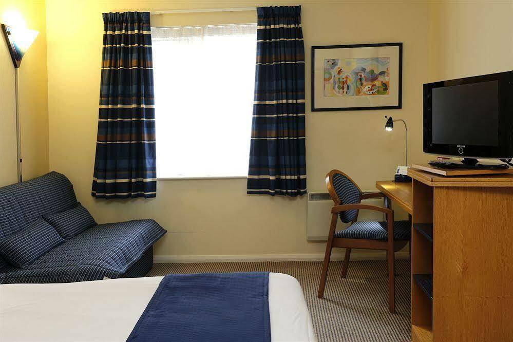 Holiday Inn Express Peterborough By Ihg Экстерьер фото